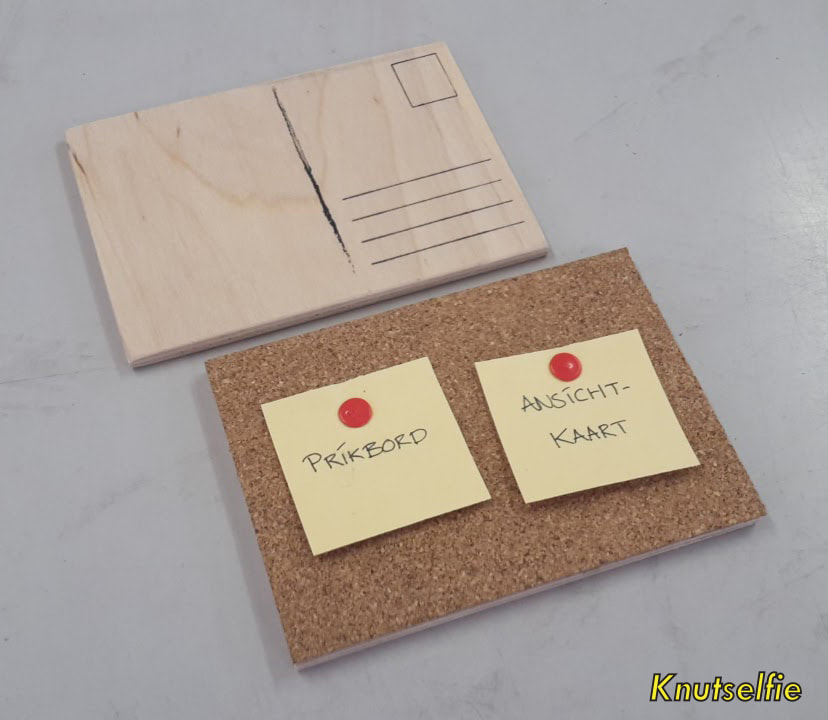 Ansichtkaart van hout met prikbord