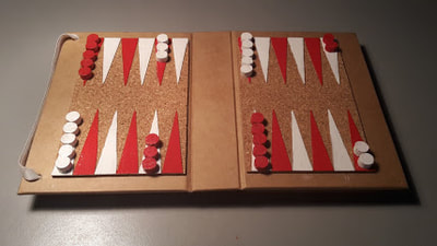 Hybride boekje: op buitenkant = backgammon spelen
