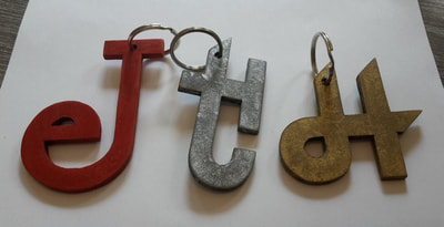 Sleutelhangers voor familie (initialen E.J., T.H. en D.H.)
