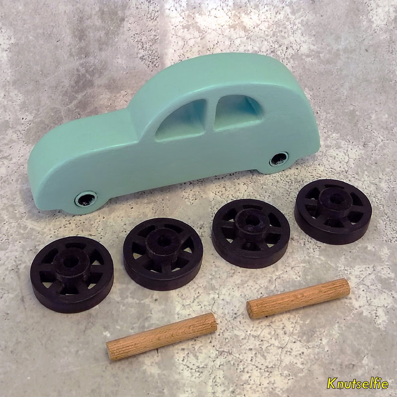 Speelgoedauto gemaakt van MDF en 3D-geprinte wielen